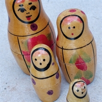 russiske-trædukker-rosa-rose-dekoration-passer-indeni-hinanden-gamle-dukker